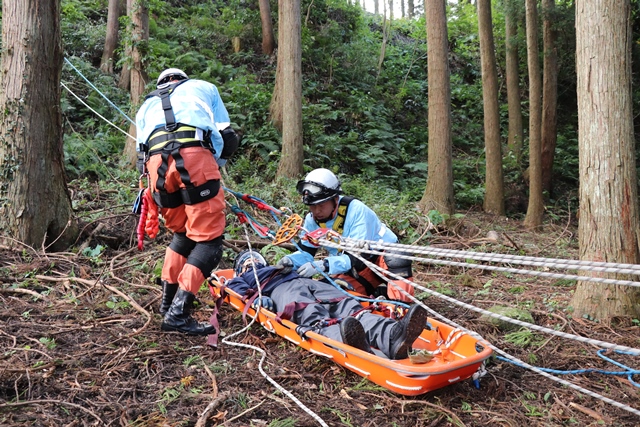 男性が崖下に滑落した想定で訓練を進める救助隊