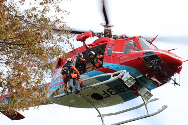 消防防災ヘリコプターに救助者を乗せる救助隊