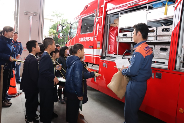 消防職員の説明を熱心に聞く児童たち