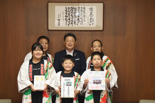 熊本県への募金活動を市長に託す港町豊漁太鼓の皆さん