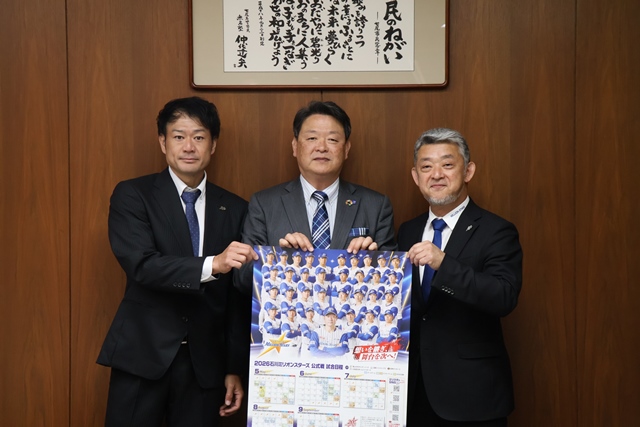 端保代表と岡﨑監督と茶谷市長