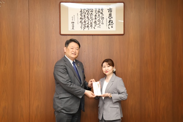 支援金をくださった歌手の岩崎愛子さん