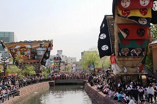 御祓川沿いで青柏祭を楽しむ市民