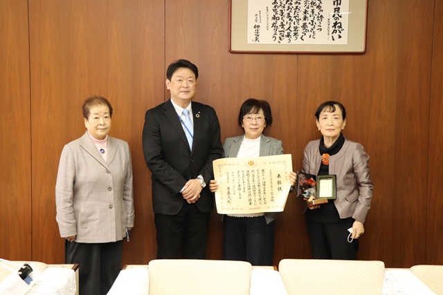 メンタルヘルスボランティア花の会と茶谷市長の集合写真