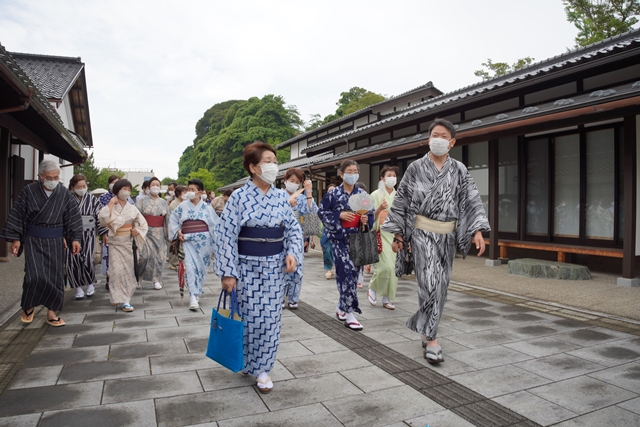 参加者がそぞろ歩きする様子