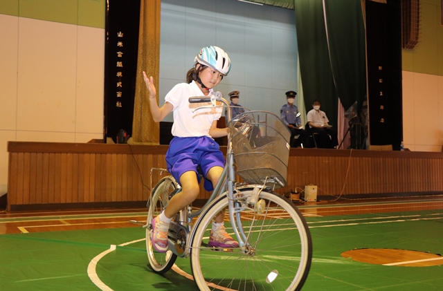 自転車に乗る様子