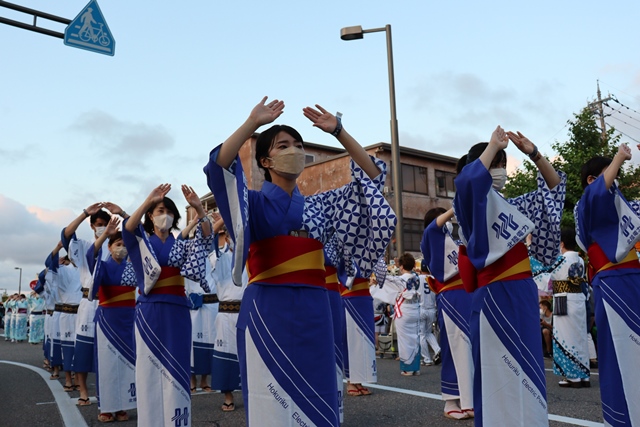 踊りを披露する参加者