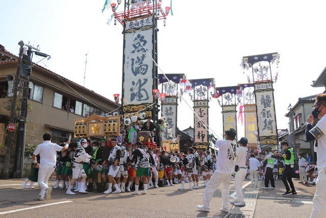 堂前広場を練り歩く奉燈