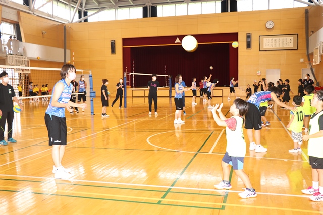 選手に教わる子どもたち