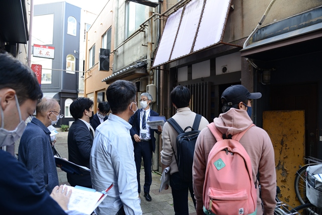 商店街の空き店舗を見学する様子