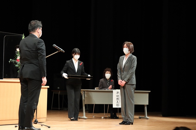 委嘱状を受け取る千場さん