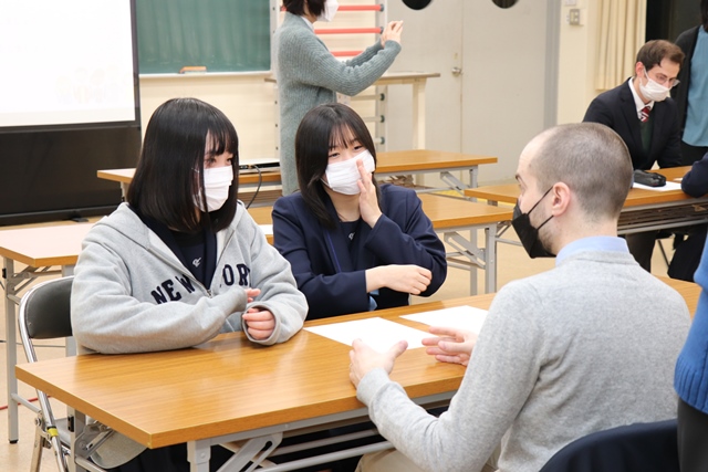 会話する生徒たち