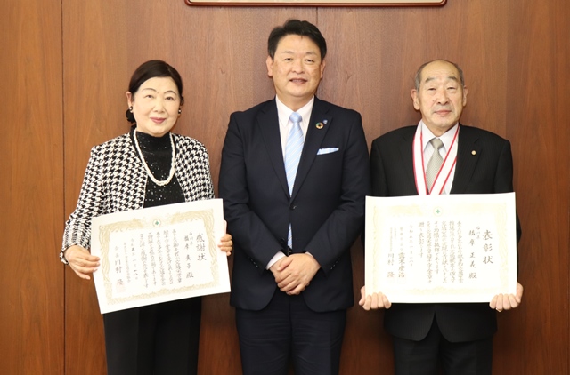 茶谷市長と播摩さん夫妻