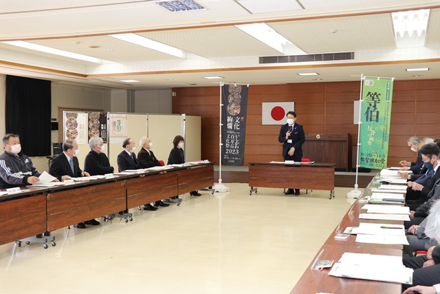 委員会で市長があいさつする様子