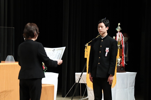 表彰状を受け取る代表者
