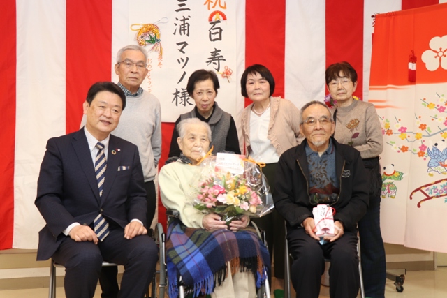 茶谷市長と家族とマツノさん