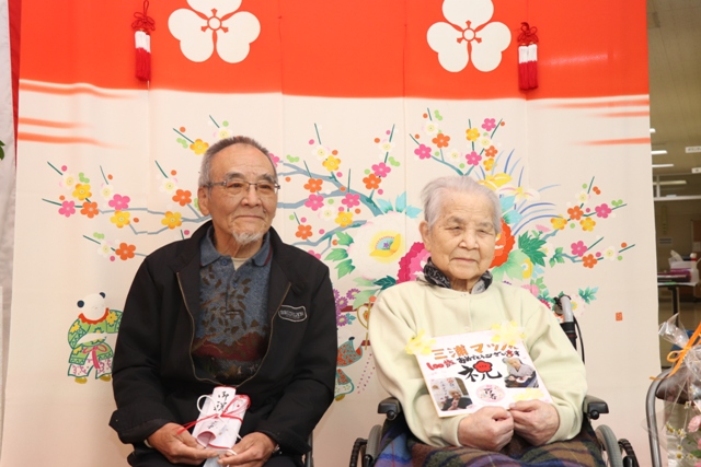 息子さんと並ぶマツノさん