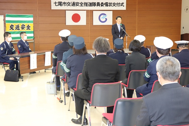 委嘱状交付式であいさつする茶谷市長