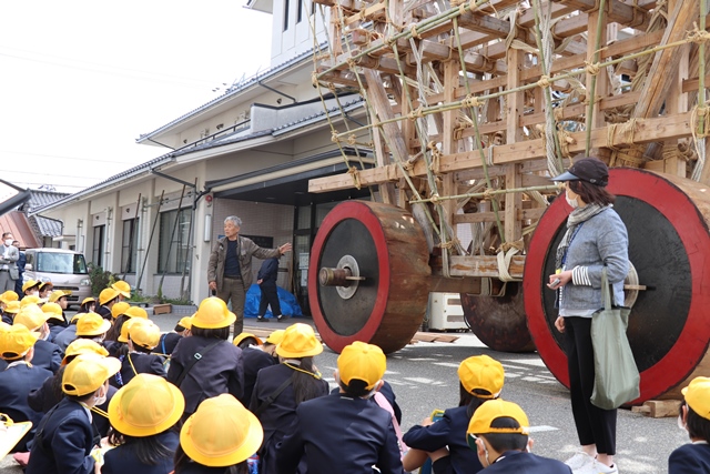 児童の質問に答える通さん