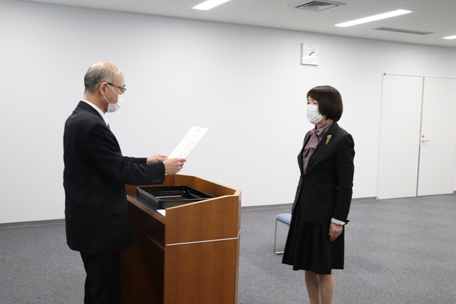 委嘱状交付される岩城さん