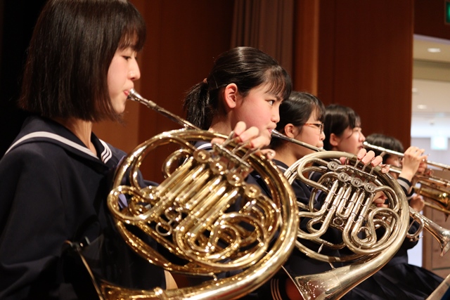 演奏する生徒たち