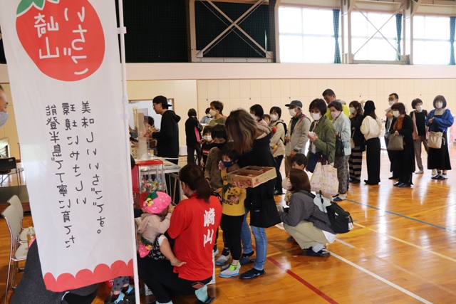 多くの人でにぎわうさきやまいちごフェア2