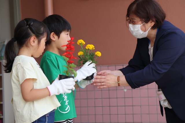 花苗を受け取る園児