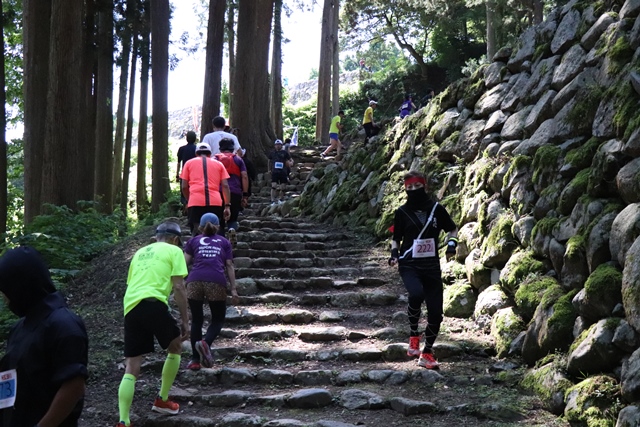 石垣跡を駆け上がるランナーたち