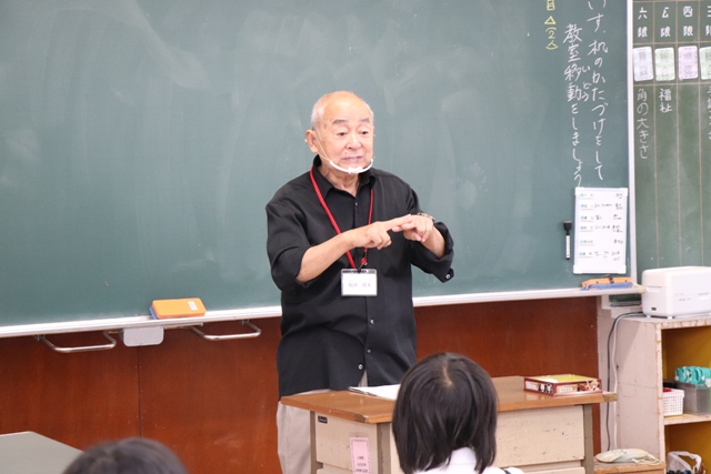 耳が聞こえない生活を説明する松井さん