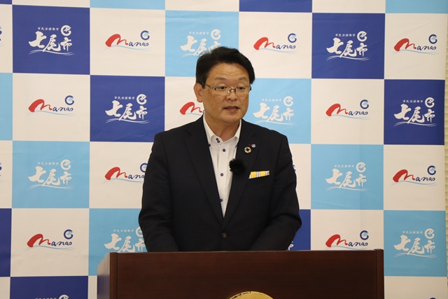 会見を行う茶谷市長