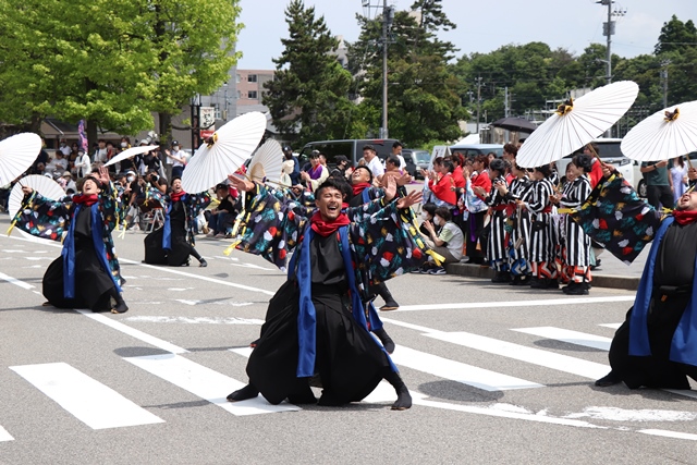 県道での流し踊り