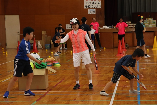参加者を近くで見守る佐藤さん