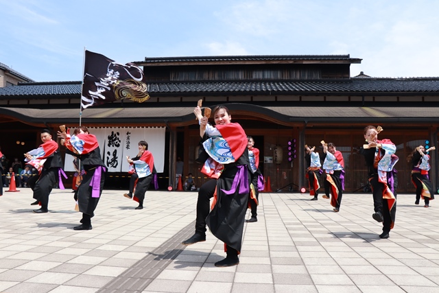 総湯前での演舞