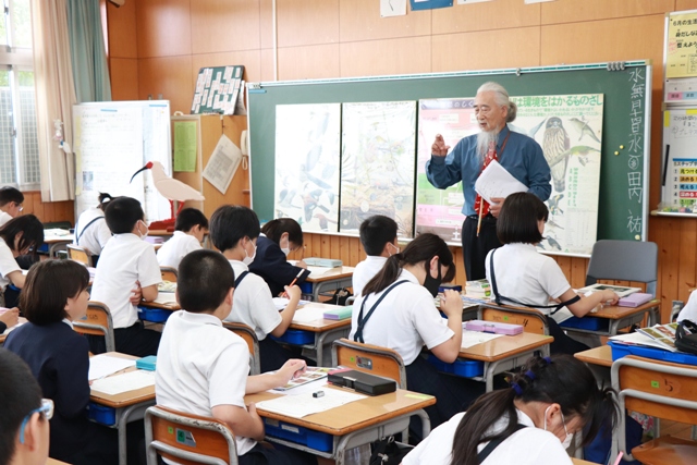 トキの歴史と生態を学ぶ児童たち