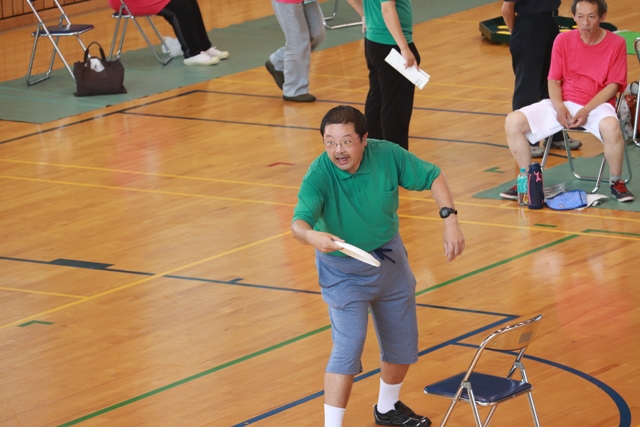 フライングディスクをプレーする高橋さん