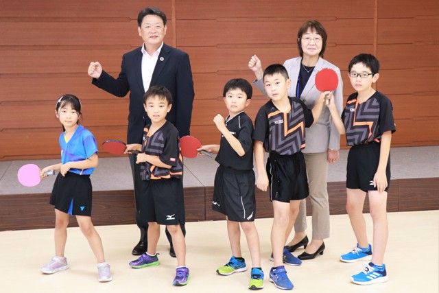 5選手と茶谷市長と八崎教育長
