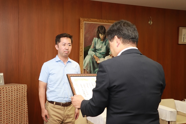 感謝状を受け取る新朝プレスの髙嶋代表取締役副社長