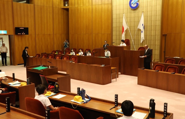 本会議を疑似体験する児童たち