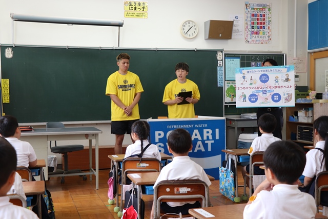 熱中症対策を説明する山本選手と田中選手