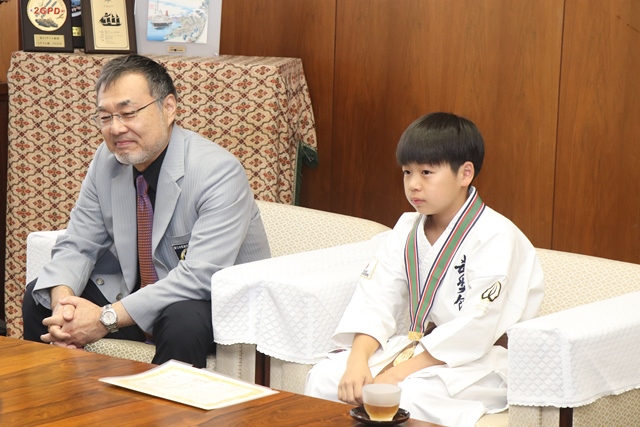 市長と面談する濵田君