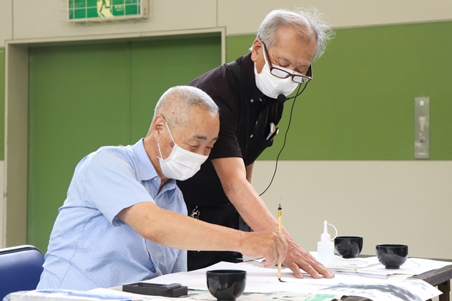 アドバイスを受ける参加者