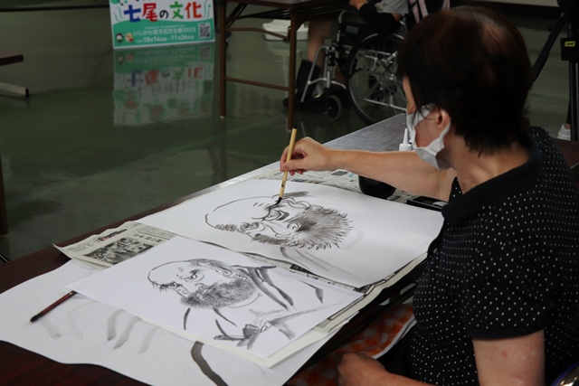 水墨画を描く様子