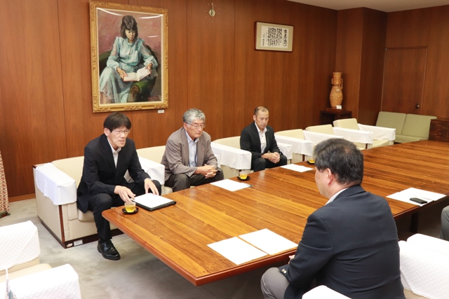 市長に開催報告する長野会長
