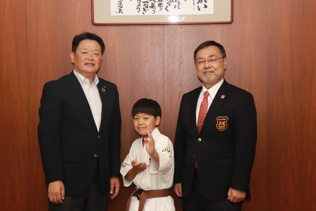 茶谷市長と吉村館長と濵田君