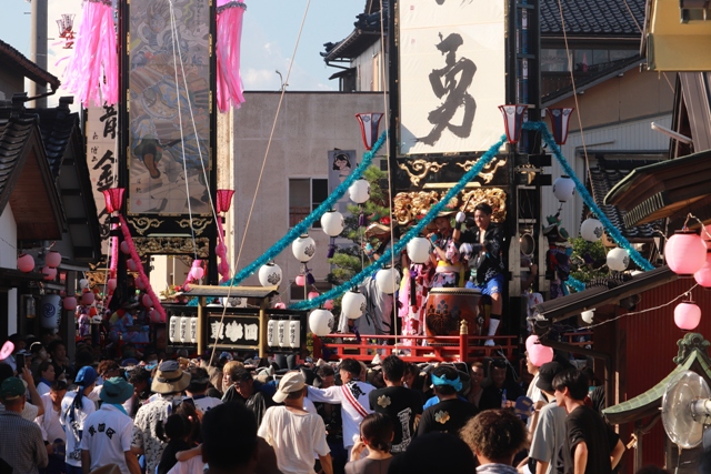 狭い路地を練り回る大奉燈