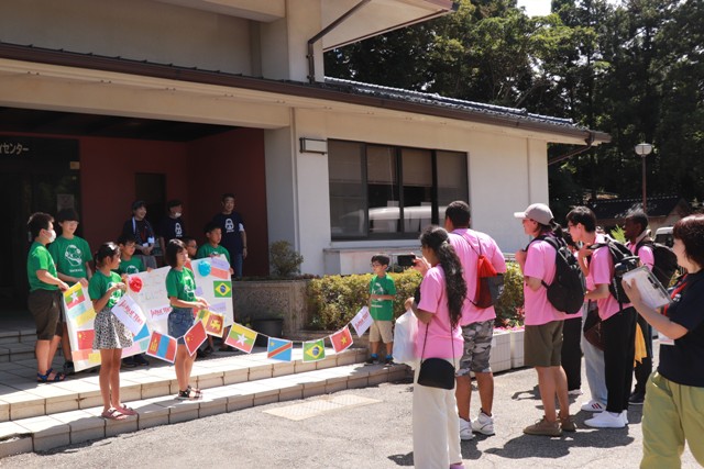 外国人留学生を歓迎する地元小学生