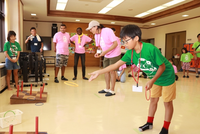 外国人留学生と交流する地元小学生