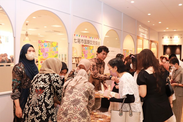 手作りの郷土料理を販売している様子