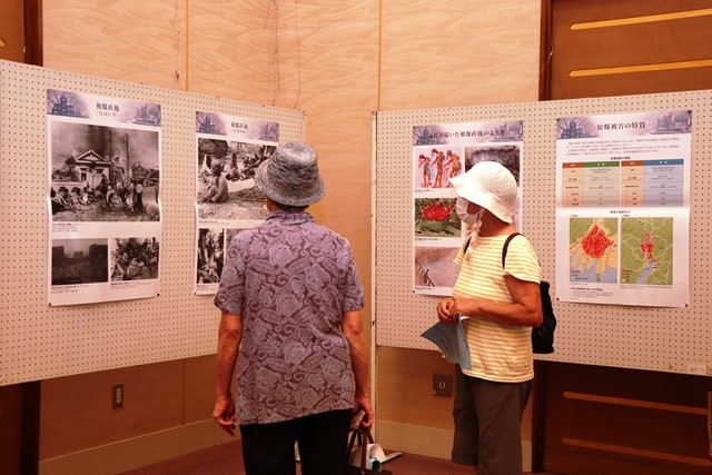 平和展に訪れた人