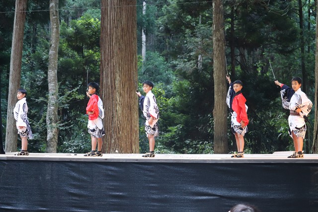 奉納歌舞伎を披露する子どもたち
